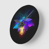 Neon vuurvlieg op zwart ronde klok (Hoek)