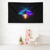 Neon vuurvlieg op zwart spandoek (Insitu)