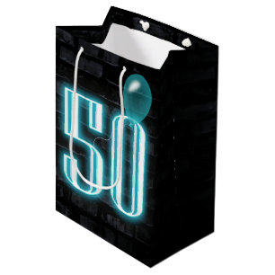 Neonbord '50ste verjaardag' op bakstenen muur medium cadeauzakje