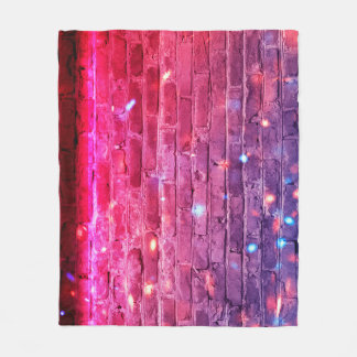 Neonlicht: lege bakstenen muur. fleece deken