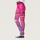 Neonlicht: lege bakstenen muur. leggings (Links)