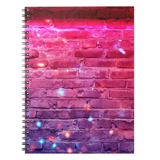 Neonlicht: lege bakstenen muur. notitieboek (Voorkant)