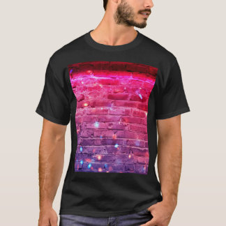 Neonlicht: lege bakstenen muur. t-shirt