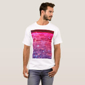 Neonlicht: lege bakstenen muur. t-shirt (Voorkant volledig)