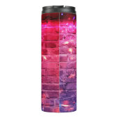 Neonlicht: lege bakstenen muur. thermosbeker (Achterkant)