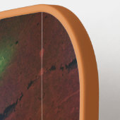 neonlichten op gebarsten rotsoppervlak pickleball paddle (Links Detail)