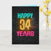 Neonteken op baksteen voor 34e verjaardag kaart (Gele Bloem)