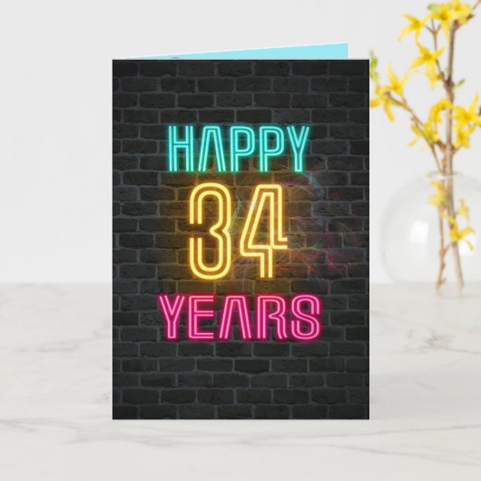 Neonteken op baksteen voor 34e verjaardag kaart (Gele Bloem)