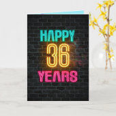 Neonteken op baksteen voor 36e verjaardag kaart (Gele Bloem)