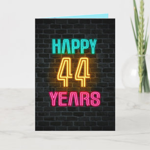 Neonteken op baksteen voor 44e verjaardag kaart