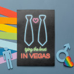 NeonTying the Knot in Vegas Gay Wedding Invitation Kaart<br><div class="desc">Neon Tying The Knot in Vegas Gay Wedding Invitation - Al deze eeuw hebben we een aantal cruciale momenten en veranderingen gezien waarvan sommigen dachten dat we ze nooit zouden zien. LHBT-huwelijkswetten verspreiden het wereldbol. We konden niet gelukkiger zijn. Om deze langverwachte uitspraak te vieren, cadeaus we de perfecte uitnodiging...</div>