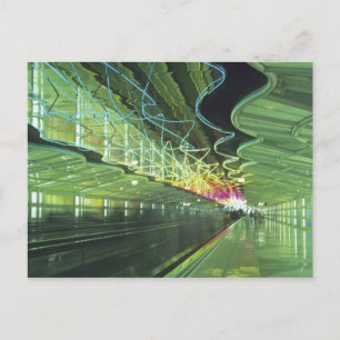 Neonverlichting in gang van O'hare Airport, Briefkaart