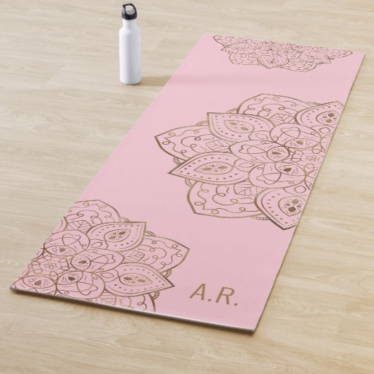 Nep goud folie op lichtroze mandala met initialen yogamat (In situ)