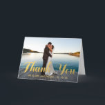 NEP GOUDFOLIE | TROUWFOto THANKSAY CARD Bedankkaart<br><div class="desc">EENVOUDIGE NEP GOUDFOLIE TROUWKAARTJE OM TE BEDANKEN MET UW FOTO. Design door Elke Clarke© Beschikbaar op www.zazzle.com/monogramgallery. Stuur uw trouwbedankingsbericht als pasgetrouwden naar uw vrienden en familie met behulp van deze elegante trouwkaart met fotobegroeting met de woorden "Dank je wel" geschreven in een goud folie (gedrukt foto-effect) modern lettertype tekstoverlay....</div>