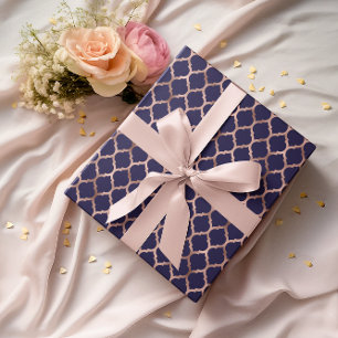 Nep roze goud folie en marineblauwe quatrefoil cadeaupapier