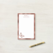 Nep roze gouden folie-uitzicht vlinder & aangepast post-it® notes (Op bureau)