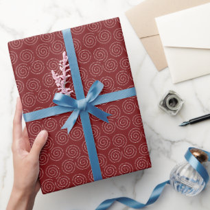 Nep Triskelion Drievoudige Spiraal op Donkerrood Cadeaupapier