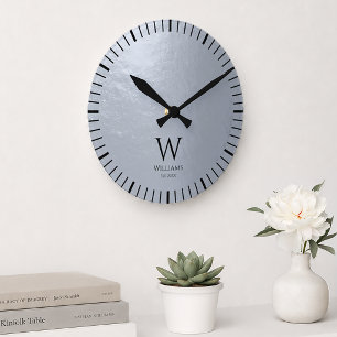 Nep zilveren metaalgrijze zwarte monogram en naam  ronde klok