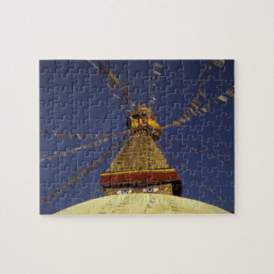 Nepal, Kathmandu. Onder gebeden vlaggen, waakzaam Legpuzzel