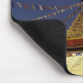 Nepal, Kathmandu. Onder gebeden vlaggen, waakzaam Muismat (Hoek)