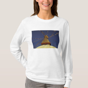 Nepal, Kathmandu. Onder gebeden vlaggen, waakzaam T-shirt
