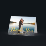 NEPGOUDFOLIE | TROUWFOto TROUWKAARTJE BEDANKJE Bedankkaart<br><div class="desc">EENVOUDIGE NEP GOUD FOLIE TROUWKAART MET UW FOTO. Ontwerp van Elke Clarke© Beschikbaar op www.zazzle.com/monogramgallery. Stuur uw trouwdankjewelboodschap als pasgetrouwden naar vrienden en familie met behulp van deze elegante trouwkaart met fotobestand met de woorden "Dank je wel" geschreven in een goud folie (gedrukt foto-effect) moderne typografie scripttekst-overlay. Vervang de voorbeeld...</div>