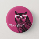 Nerd Bird  Graphic Owl Button<br><div class="desc">Dit bizarre ontwerp is voorzien van een  uil die een paar roze nerd glazen schommelt. Een offbeat- en trendy-design.</div>