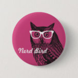 Nerd Bird  Graphic Owl Button<br><div class="desc">Dit bizarre ontwerp is voorzien van een  uil die een paar roze nerd glazen schommelt. Een offbeat- en trendy-design.</div>