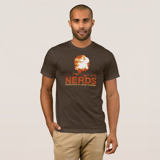 Nerds: Gevaarlijk in grote aantallen! T-shirt (Voorkant volledig)