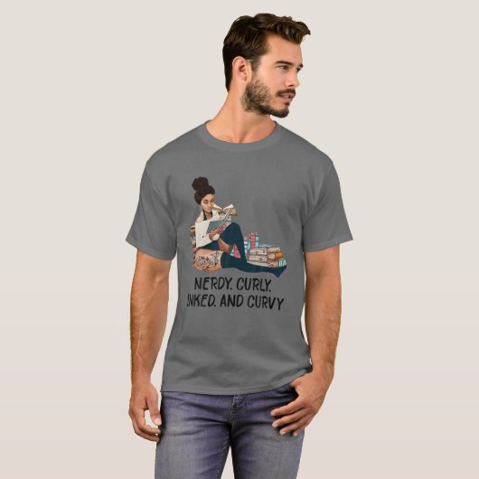 Nerdy Curly Inked and Curvy Reading Books Tattoo L T-shirt (Voorkant volledig)