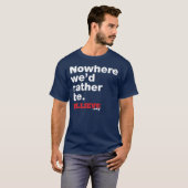 "Nergens zouden we liever zijn." Navy Blue Tee Shi T-shirt (Voorkant volledig)