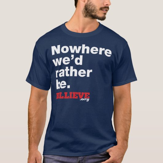 "Nergens zouden we liever zijn." Navy Blue Tee Shi T-shirt (Voorkant)