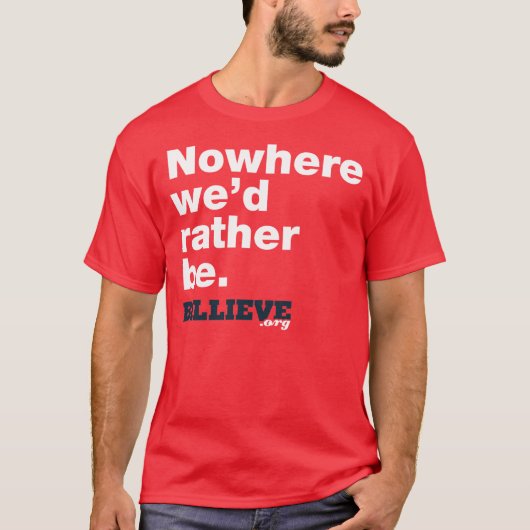 "Nergens zouden we liever zijn." Red Tee Shirt (Voorkant)