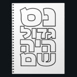 Nes Gadol Haya Sham - Hebrew Dreidel Chanukah Notitieboek<br><div class="desc">Vier woorden voor de vier letters die je vindt op een droesdel: nun (nes),  gimel (gadol),  hey (haya),  shin (sham),  die voorstaan: "Er is een geweldig wonder daar gebeurd". Eenvoudig en opvallend design voor iedereen die van Hebreeuwse typografie houdt. Geweldig idee voor een cadeau van Chanoeka en Hanukkah.</div>