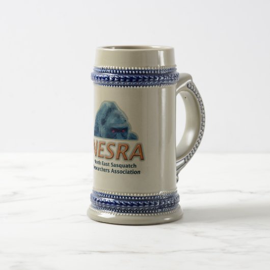 NESRA Custom Stein - Logo met creatie Bierpul (Voorkant rechts)