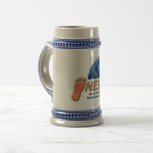 NESRA Custom Stein - Logo met creatie Bierpul (Voorkant links)
