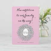 Nest Monogram Baby Girl Zwangerschap Aankondiging (Staand voorkant)