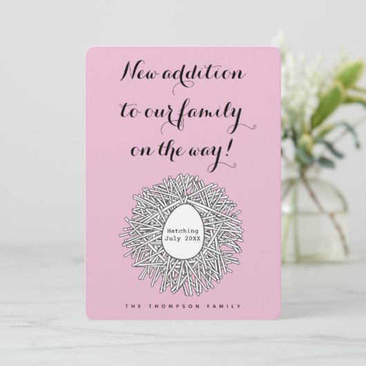 Nest Monogram Baby Girl Zwangerschap Aankondiging (Staand voorkant)