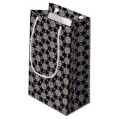 Net als bij Daisy Pattern Small Gift Bag Klein Cadeauzakje (Achterkant Gekanteld)