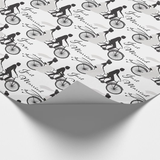 Net getrouwd bruid en bruidegom fiets cadeaupapier (Hoek)
