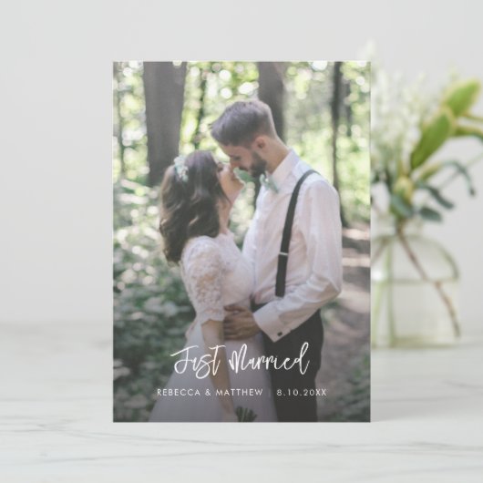 Net getrouwd Elegant bloemenscript trouwfoto Aankondiging (Staand voorkant)