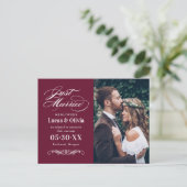 Net getrouwd Merlot Red Elegant Wedding Photo Aankondigingskaart (Staand voorkant)