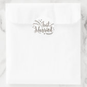 Net getrouwd met elegante bronzen bloemenharten br ronde sticker (Tas)