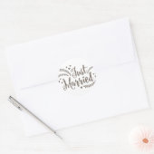 Net getrouwd met elegante bronzen bloemenharten br ronde sticker (Envelop)