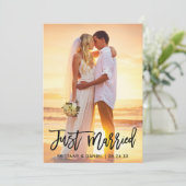 Net getrouwd Modern Brush Script Foto Aankondiging (Staand voorkant)