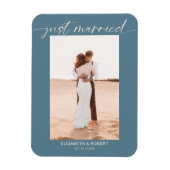 Net getrouwd Modern Script Foto Blauw Bruiloft Magneet (Verticaal)