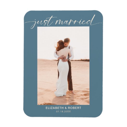 Net getrouwd Modern Script Foto Blauw Bruiloft Magneet (Verticaal)