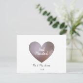 Net getrouwd parel & paarse trouw hart ansichtkaar aankondigingskaart (Staand voorkant)