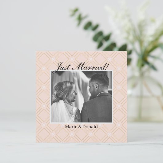 Net Getrouwd Pastel Perzik en Gouden Geometrisch Feestdagenkaart (Staand voorkant)