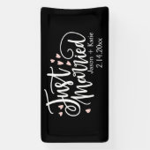 Net getrouwd roze harten script namen Trouwdag Spandoek (Verticaal)